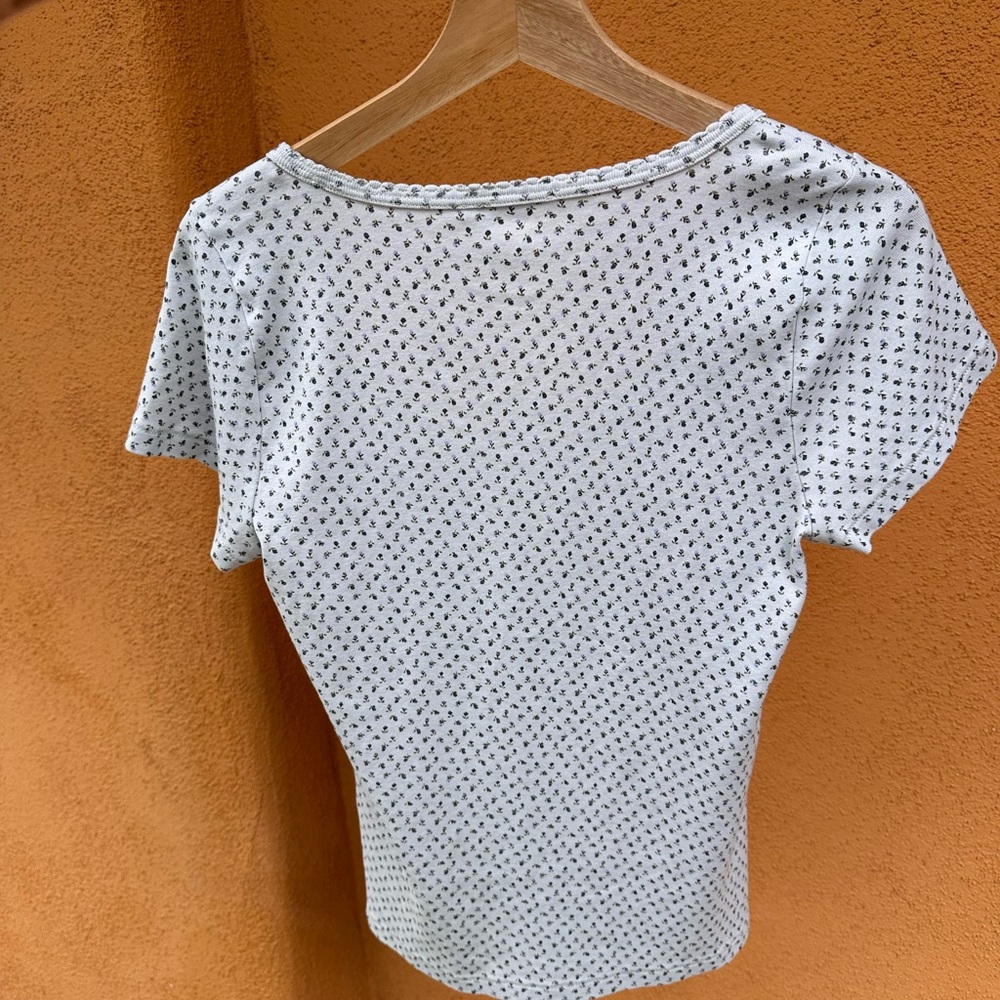 Doen Light Gray/Off White Scoop Neck Short Sleeve Tee with Micro Floral Print - Picture 3 of 9